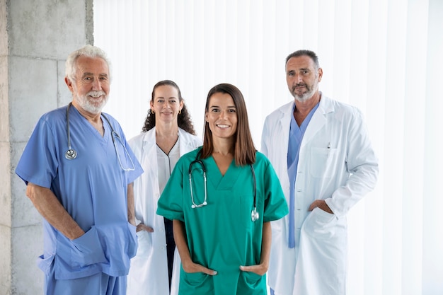 Uniformes sanitarios cómodos y funcionales para clínicas, hospitales, dentistas y profesionales
