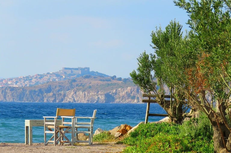 les tavernes sortent leurs tables à Lesvos en Grèce