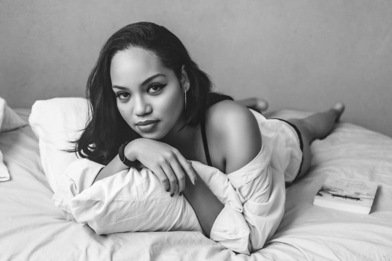 photo boudoir, femme couchée au lit