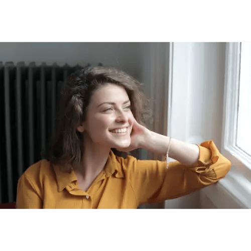 Chica sonriendo Ventana