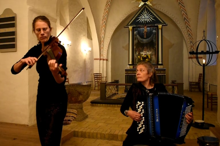 Foto fra Reerslev Kirke, hvor Helle og Amalie Asmild optræder med musikfortælling om folkemord