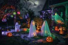 Creative Halloween lighting ideas at night