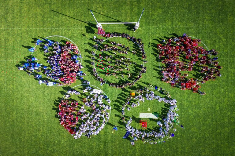 a group of people standing in a circle comme les anneaux olympiques