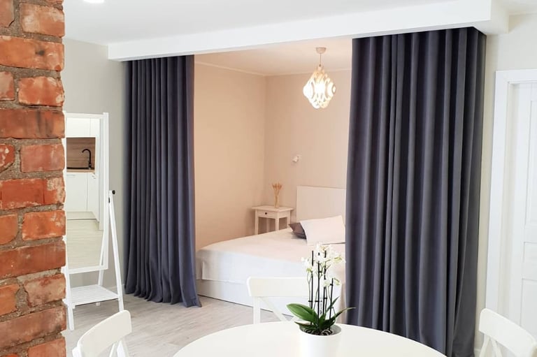 Tamsiai pilkos užuolaidos atskirti miegamajam kambariui