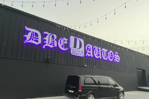 dbe autos dubai 3d acrylic backlite signage mounted on corrugated metal wall