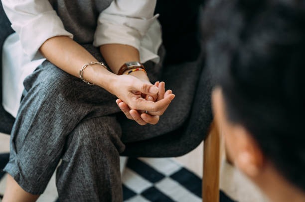 Deux personnes discutant lors d'un séance de psychothérapie