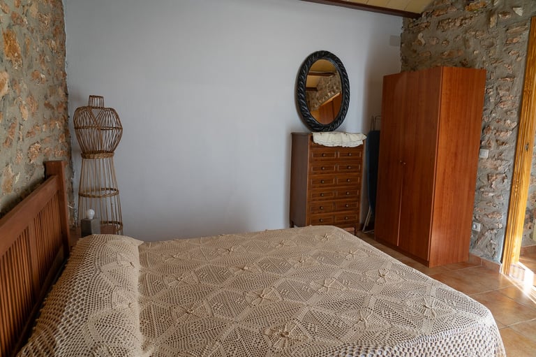 Habitación matrimonial en la segunda planta de Carmens Rural, Sant Jordi