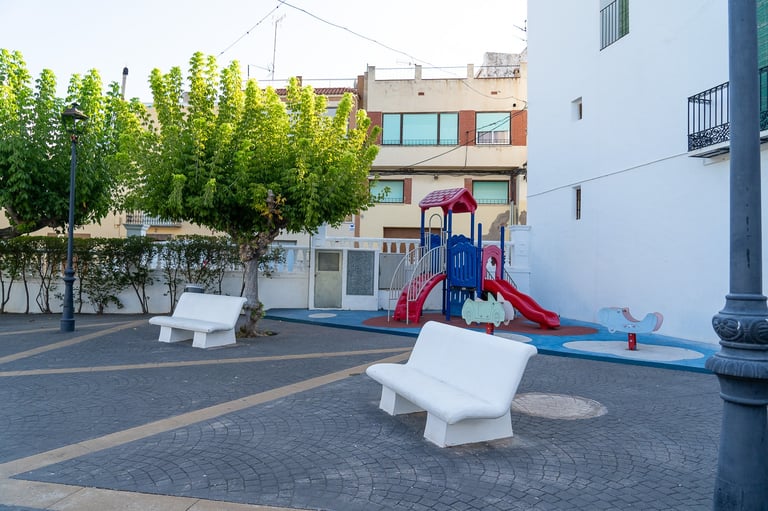 Zona de juegos infantiles en la Plaza España de Sant Jordi