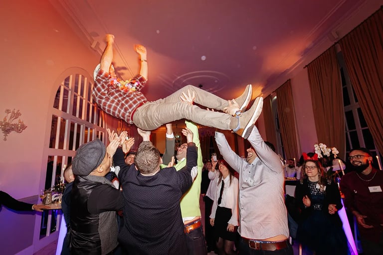 Fête du personnel à l’Orangerie à Luxembourg avec collaborateurs célébrant dans une ambiance festive