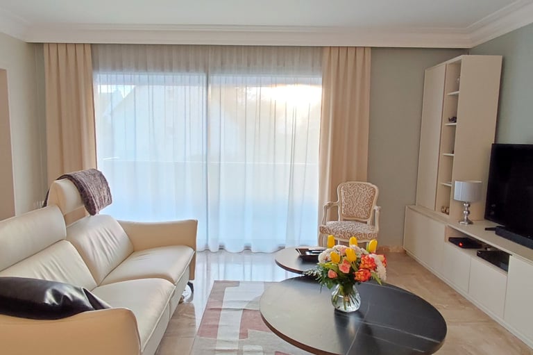 Voilage froncé et double rideaux plis plats Kosy Atelier Tapissier