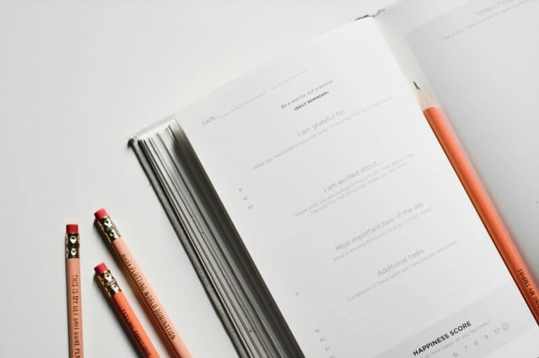 Diario planificador de productividad con lápices sobre un escritorio, ideal para planificar metas.