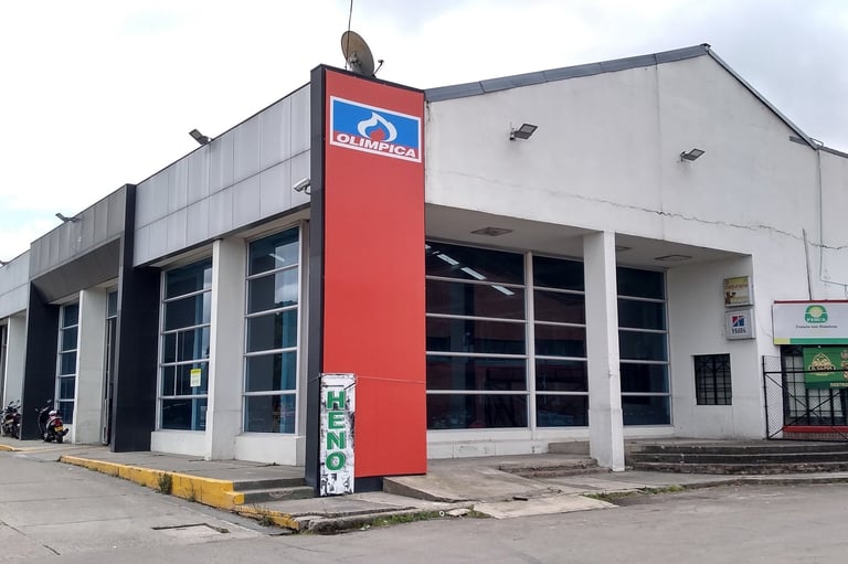 Entrada del taller especializado en frenos dentro del parqueadero cubierto Tienda Olímpica