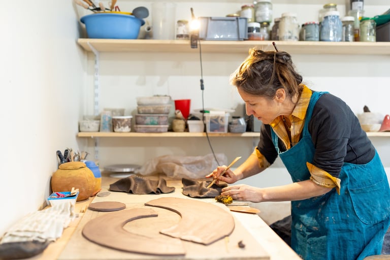 estelledel dans son atelier de céramique à Tours en cours de création de modelage