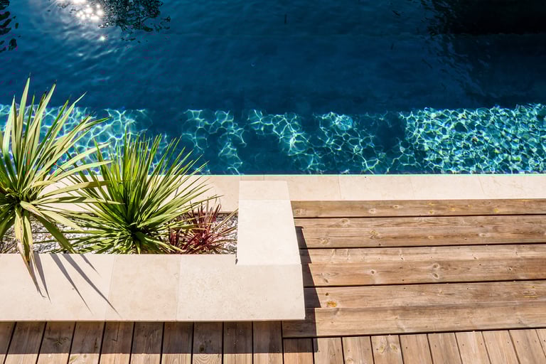 terrasse bois et piscine