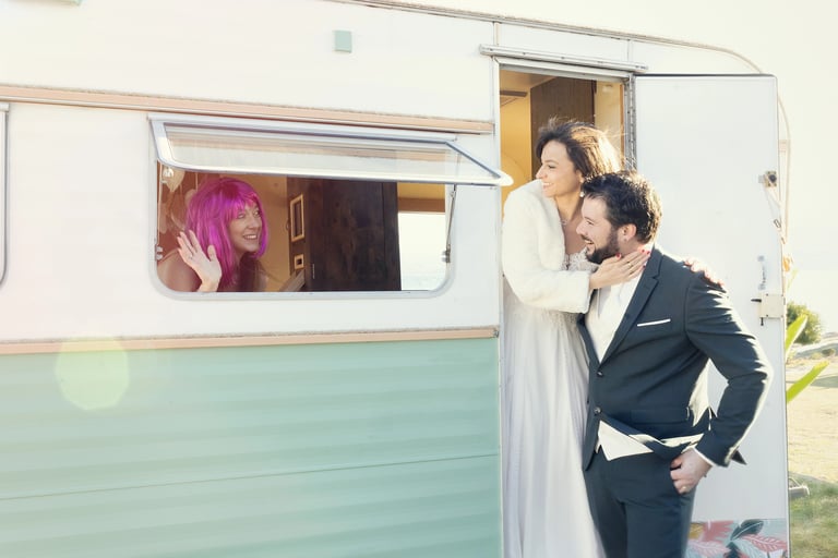 mariés souriant devant la caravane à Genève.
