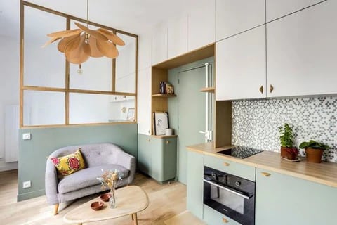 Cuisine et salon tenant dans un petit espace