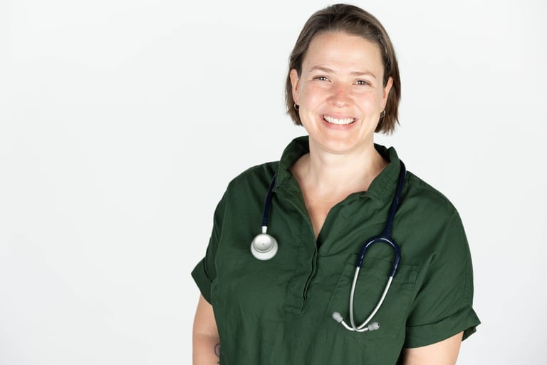 Una mujer con un traje verde con estetoscopio conectado a ella