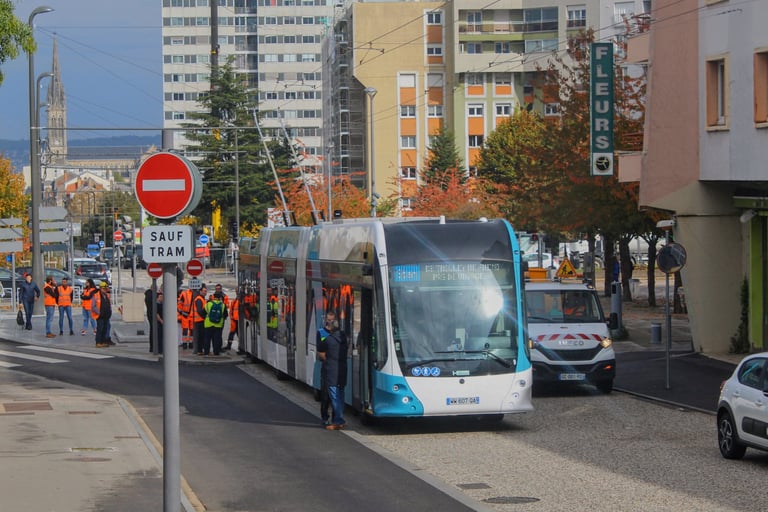 Le nouveau trolleybus lors de ses premiers tests à Vandoeuvre, contrastant avec le panneau du tram.