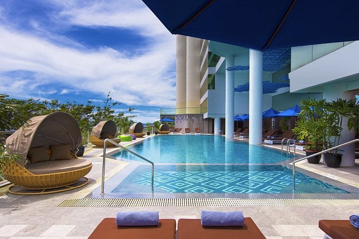 Le Meredien Kota Kinabalu swimming pool