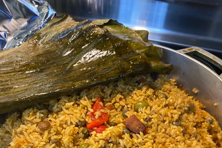 A caldero of arroz con gandules con hoja de guineo