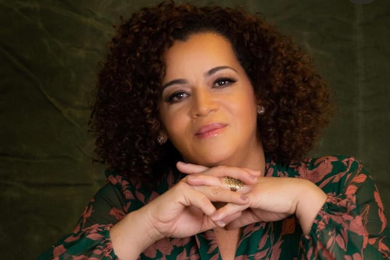 mulher posando para foto