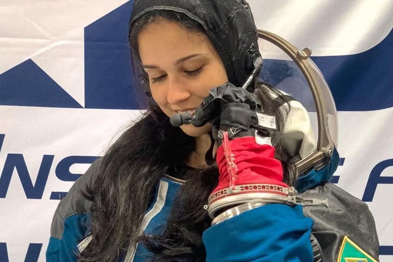 mulher com roupa de astronauta