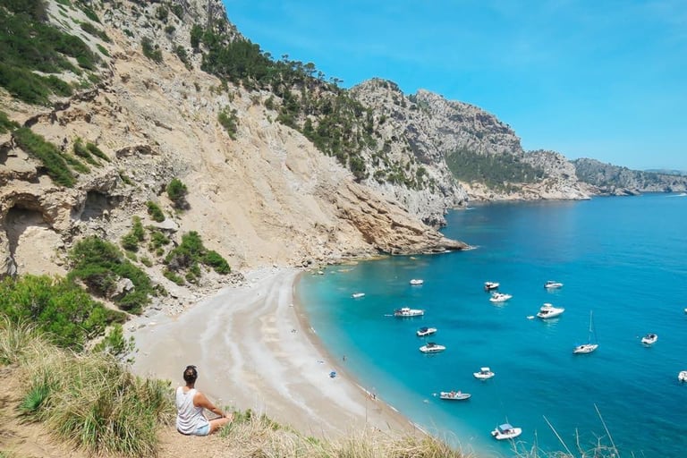 Coll Baix, playa virgen rodeada de acantilados y aguas azules – excursión desde Alcudia
