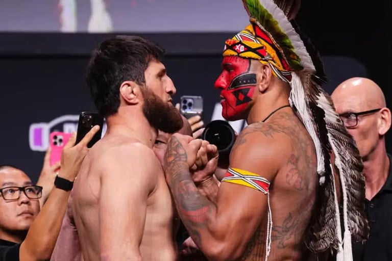 Alex Poatan encarando Magomed Ankalaev
