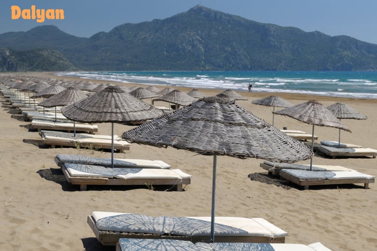 İztuzu beach with many lounge chairs and umbrellas