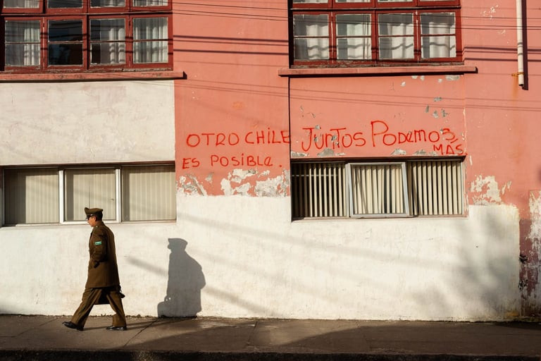 Un militaire dans une rue d'Ancun sur l'île de Chiloé au Chili
