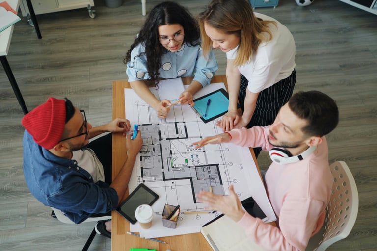 Equipo de arquitectos conectados con sus móviles.