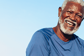 casal com roupas de corrida utilizando aparelhos auditivos