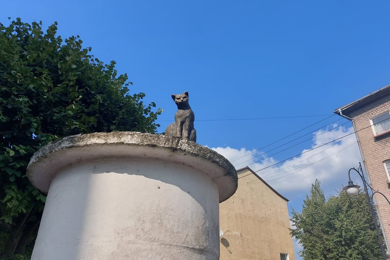 Cat statue at Lenina 36