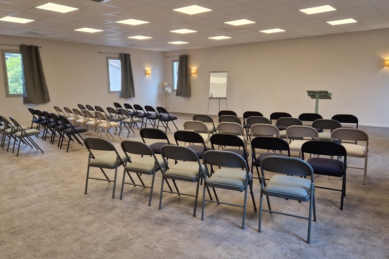 Salle 117 m² avec 50 chaises