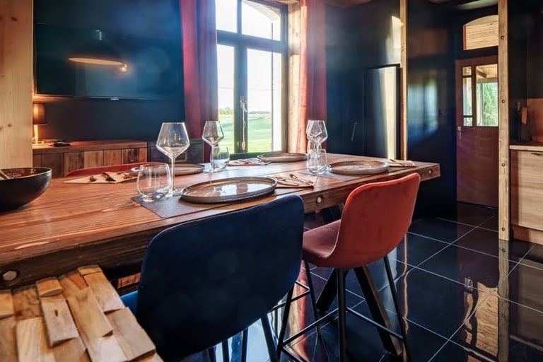 diner aux chandelles dans cuisine style bistrot chic