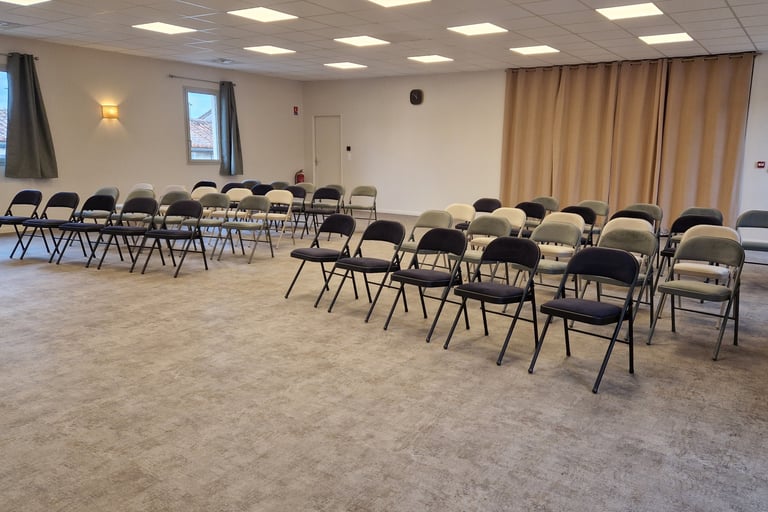 Salle 117 m² avec 50 chaises