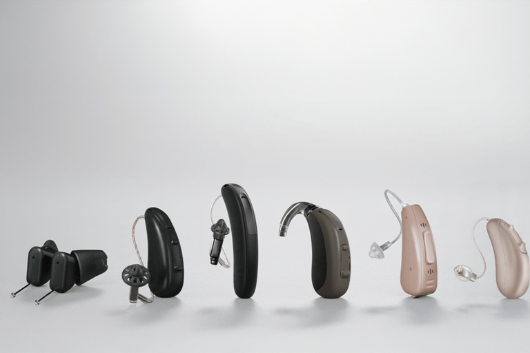 grupo de seis diferentes modelos de aparelhos auditivos