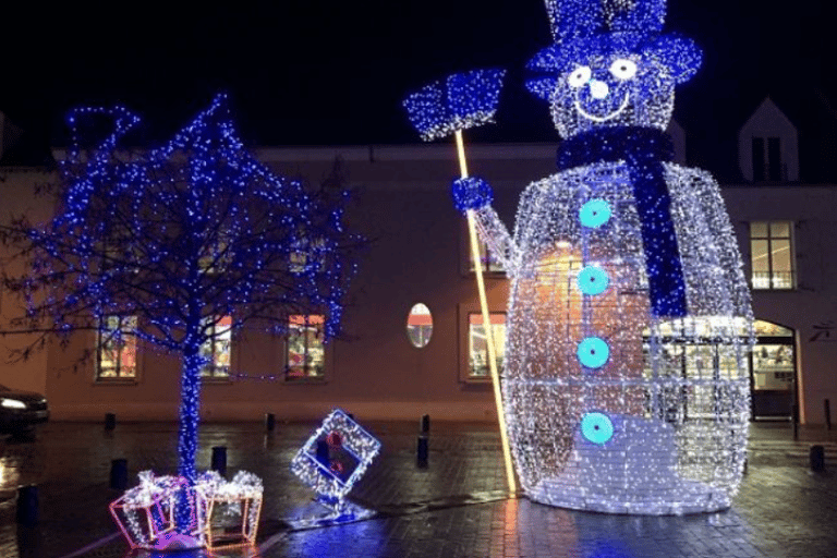 de belle décorations de noel, un énorme bonhomme de neige et un arbre illuminé