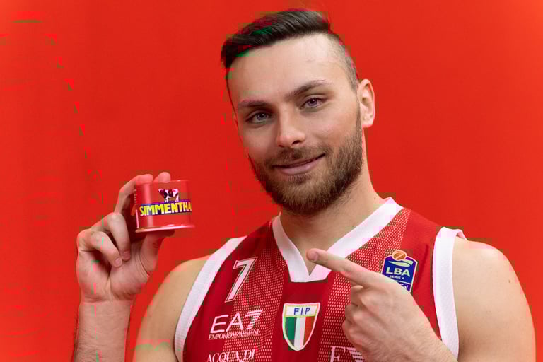 un giocatore famoso di basket tiene in mano una scatoletta di Simmenthal