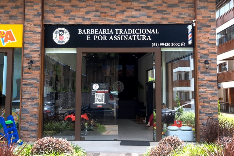 fachada da barbearia barbarossa de gramado no rs. Barbearia tradicional e por assinatura.
