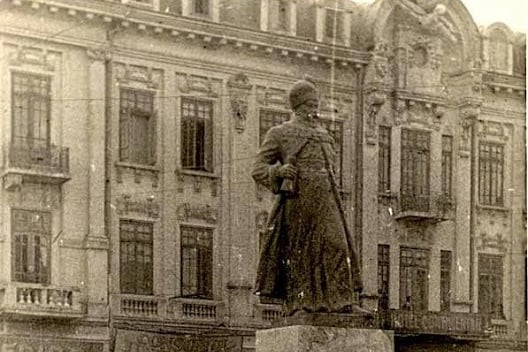 Fosta statuie a lui Vasile Lupu din preajma Palatului ce astăzi găzduiește Starea Civilă.