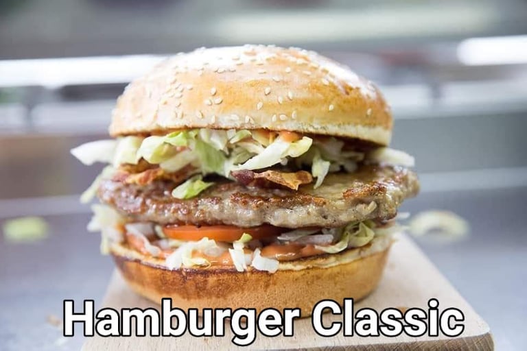 Raw fotografija burgera snimljena mobitelom u prostoru restorana, bez studijske rasvjete, kao početna faza izrade