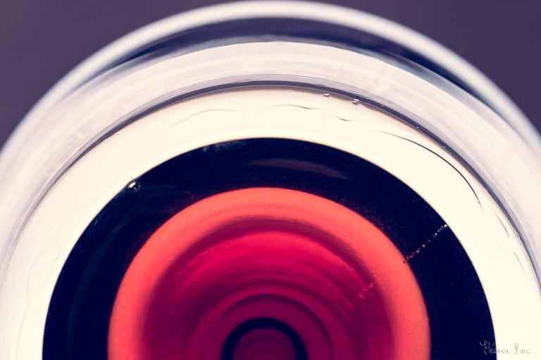 Vagues lumineuses dans un verre de vin, résonance cosmique et fluidité vibrante