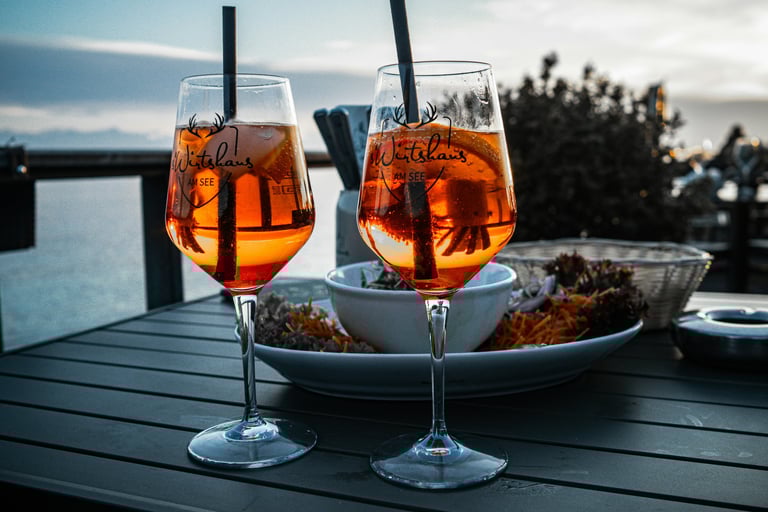 Aperol_spritz_cocktails_near_beach