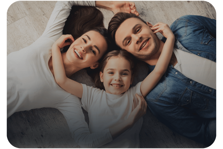 familia com mulher, homem e criança feliz - seguro de vida