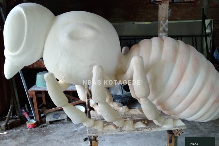 Proses pembuatan patung lebah berbahan kuningan