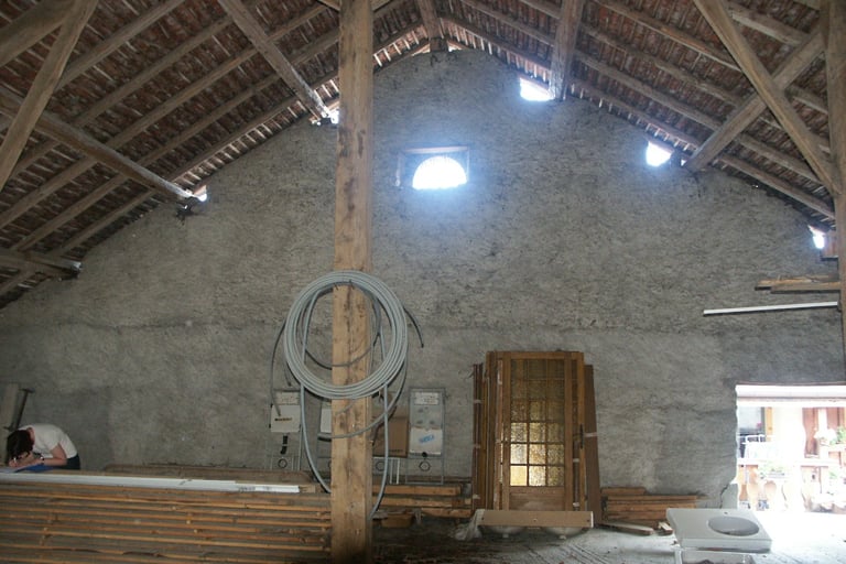 Grange avec murs et poutraison d'origine