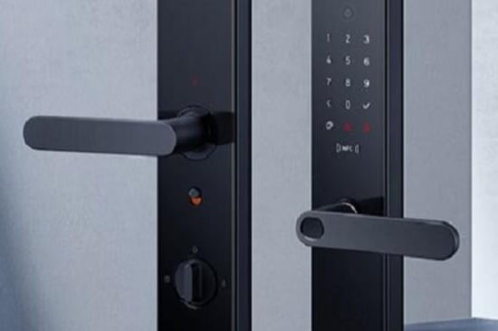 فني تركيب اقفال ذكية في الخبر