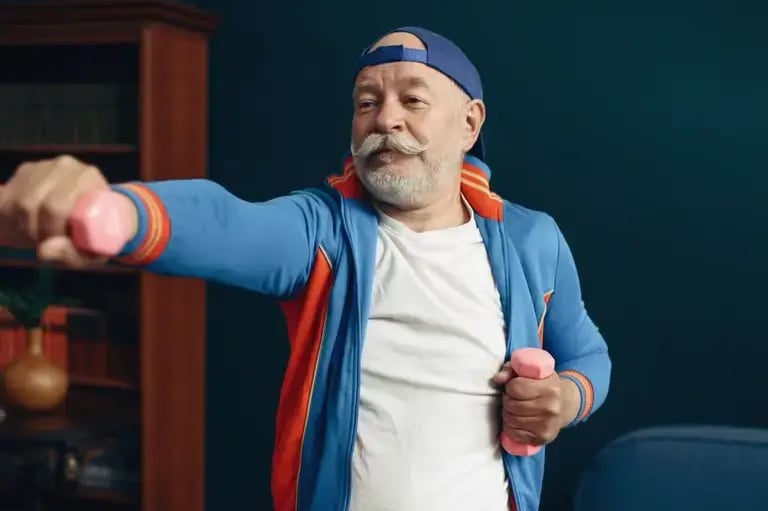 Treino para idoso de fortalecimento muscular com um personal trainer na sua casa