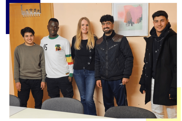 Eine junge Gruppe an Schülern im Fach DAF